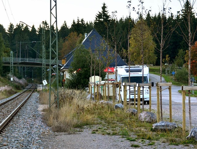 Nahe am Gleis sollen beim Bahnhof Altg...on jetzt von Wohnmobilisten benutzt.    | Foto: Ralf Morys