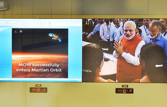Indiens Premierminister Modi kam in  m... dem Bildschirm des Raumfahrtzentrums.  | Foto: dpa