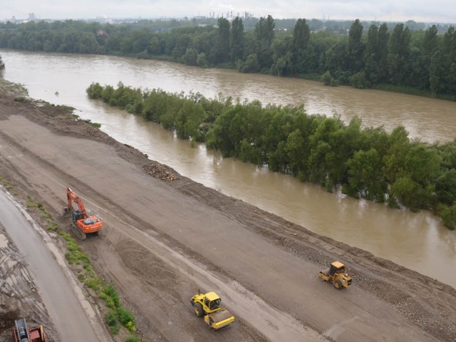 Der Weg zum Rhein ist frei,  jetzt wer...rten auf dem Uferstreifen modelliert.  | Foto: Julia Jacob