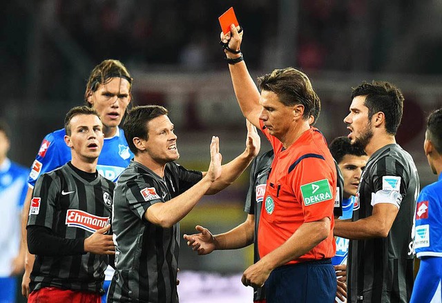 Da half keine Frsprache: Im Spiel geg...Darida vom SC Freiburg die Rote Karte.  | Foto: dpa