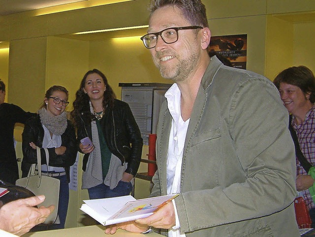 Jan Weiler beim Signieren in der Stadtbibliothek  | Foto: Roswitha Frey
