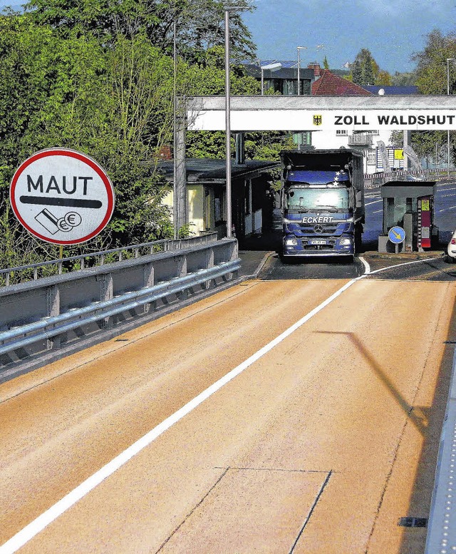 Auf der Brcke vor dem Waldshuter Zoll...eutsche Straen Pkw-Maut erhoben wird.  | Foto: Copyright 2011