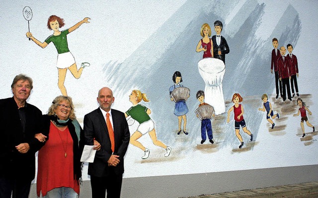 Brigitte Httig-Sirio mit ihren Brger...igen Wandbild an der Lufelberghalle .  | Foto: cremer