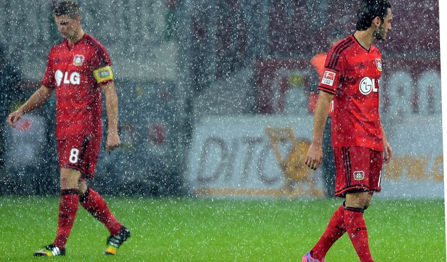 Mehr als bedrppelt schauten die Spiel...er Unterbrechung in Leverkusen drein.   | Foto: dpa