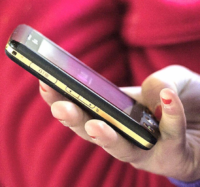Ein Smartphone kann per App zum Alarmknopf werden.   | Foto: dpa