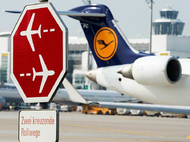 Passagiere der Lufthansa mssen sich a...hrfte Streiks der Piloten einrichten.  | Foto: dpa
