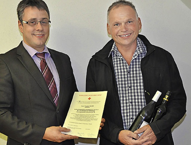 Markus Rees (links) ehrte Blutspender ...Dilger gleich mit zwei Flaschen Wein.   | Foto: Steckmeister