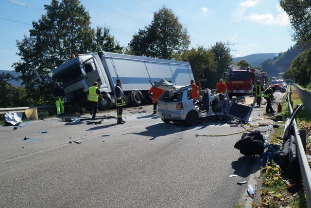 Zwei Menschen verunglcken auf der B33 tdlich