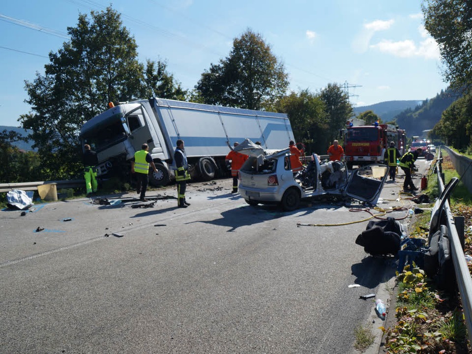 Zwei Menschen Verunglücken Auf Der B33 Tödlich - Ortenaukreis ...