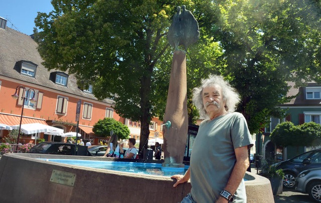 Zu Hause in Breisach, Irland und Lanzarote: Eberhard Bueb vor dem Europabrunnen   | Foto: Pohrt/Stadtarchiv