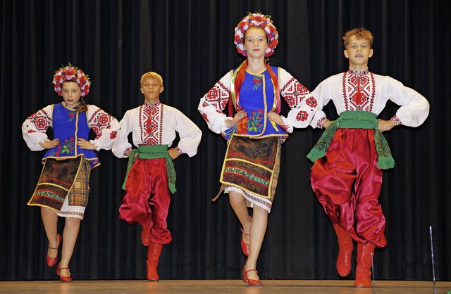 Auftritt der ukrainischen Gruppe Tschervona Ruta in der Stegener Kageneckhalle.  | Foto: Susanne Ehmann