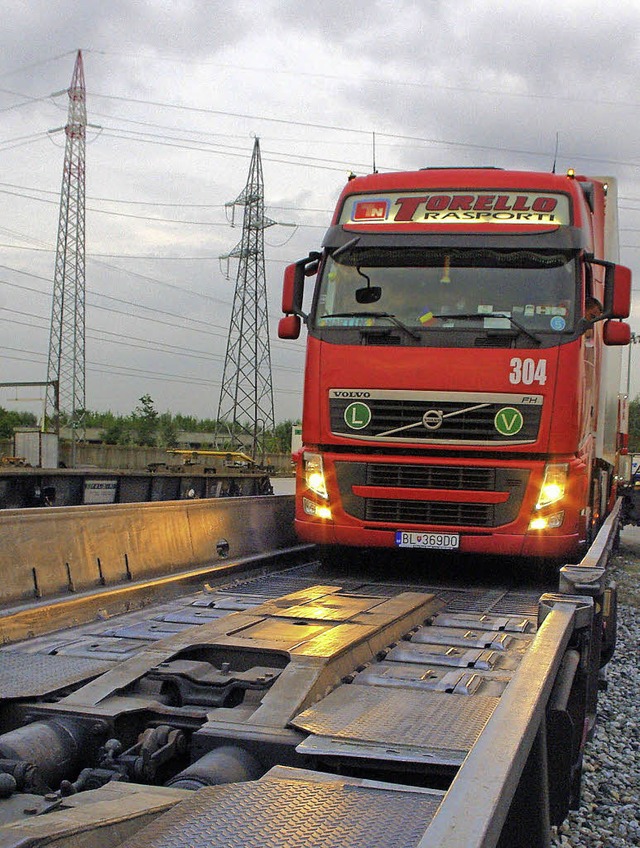 Bis zu 21 Lastwagen transportt jeder Gterzug.   | Foto: rolf Reimann