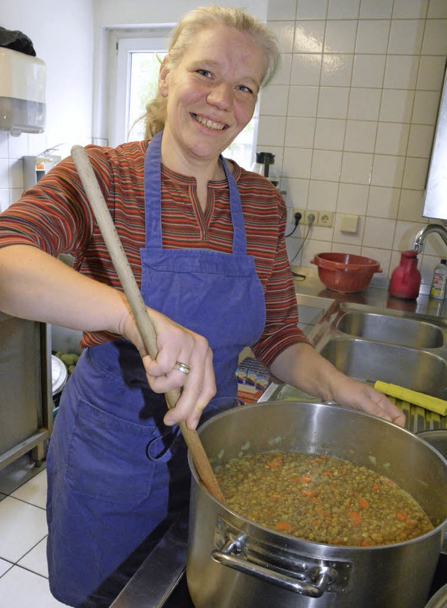 Kann wieder lachen: Anja Schrader kocht in  der  Wrmestube.    | Foto: Lauber