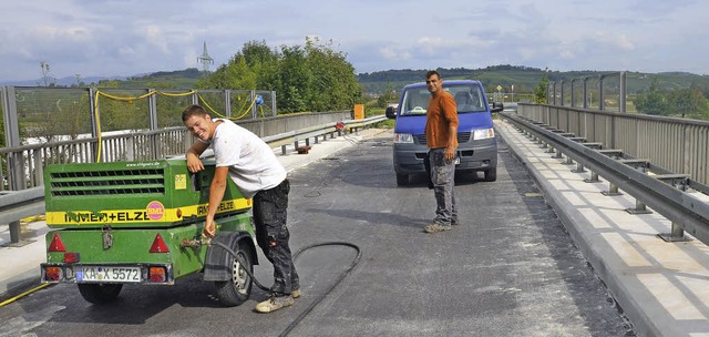 Aufrumarbeiten, aber noch keine  Brc...r fr den Verkehr freigegeben werden.   | Foto: marco schopferer