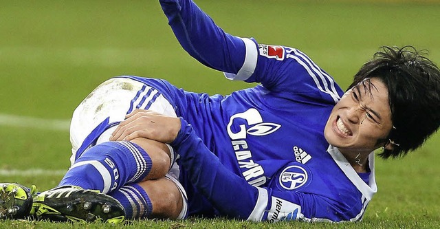 Atsuto Uchida von  Schalke trifft jetz...en Dortmunder Landsmann Shiji Kagawa.   | Foto: dpa