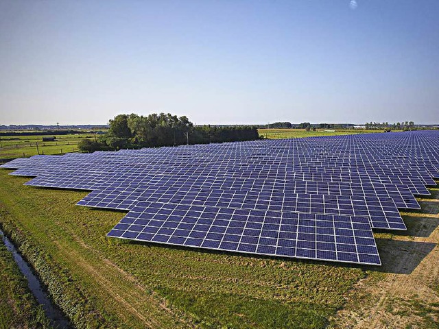 Solarmodule ohne Ende &#8211; der neue Solarpark in Hohberg   | Foto: Michael Bode