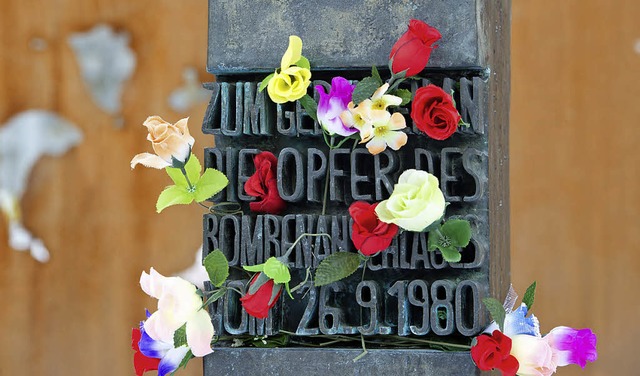 Ein Gedenkstein erinnert an die Opfer des Anschlags.   | Foto: DPA