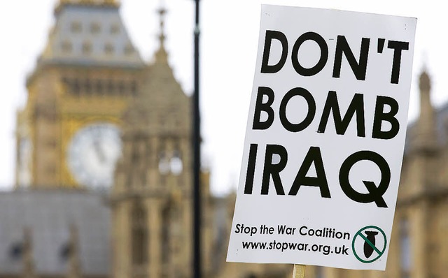 Kriegsgegner protestieren vor dem britischen Parlament.    | Foto: AFP