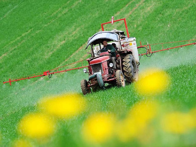 Chemische Pflanzenschutzmittel sind umstritten.   | Foto: Fotos: dpa/AFP