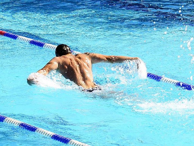 Roman Richthammer beim Delfinschwimmen.  | Foto: Ingo Schneider