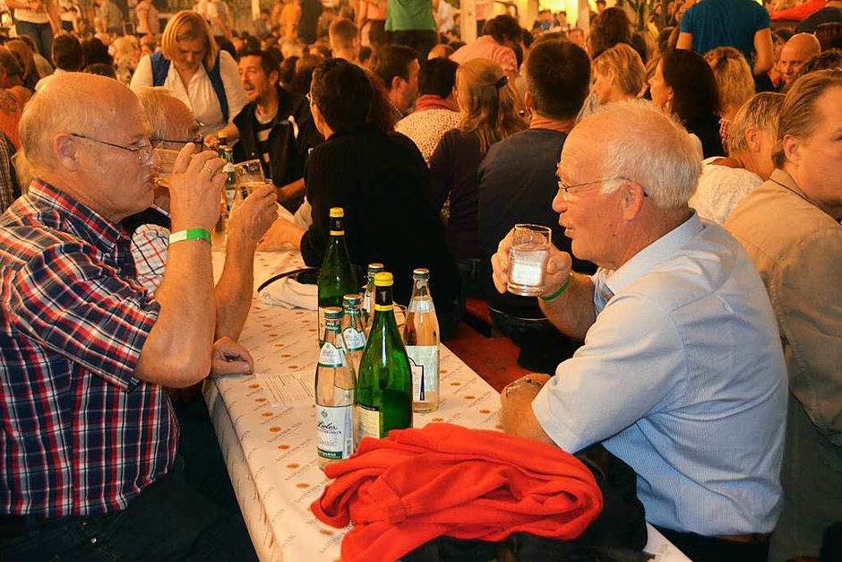 Feiern war angesagt beim Winzerfest in Efringen-Kirchen, wo am Samstagabend der Musikverein für Stimmung sorgte. (Foto: Victoria Langelott) Feiern war angesagt beim Winzerfest in Efringen-Kirchen, wo am Samstagabend der Musikverein für Stimmung sorgte. (Foto: Victoria Langelott)