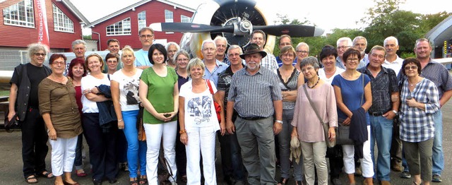 Gruppenbild mit Oldtimer-Flugzeug: Die...en bei ihrem Treffen den Gewerbepark.   | Foto: Otmar Faller