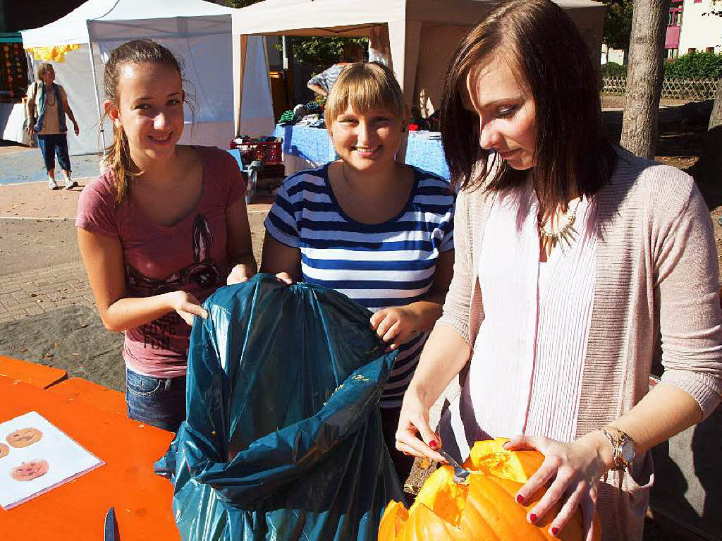 die Marktmeisterin Nadia Kollberg schnitzt auch Krbisse