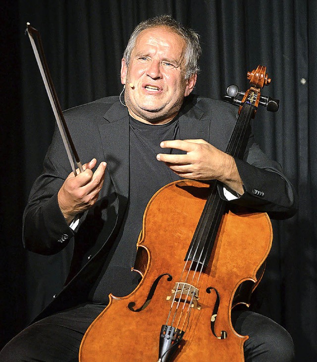 Der Kabarettist Matthias Deutschmann u...er musikalischer Begleiter, das Cello   | Foto: Wolfgang Knstle