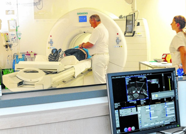 Ulrich Fink, Chef der Radiologie am Sc...nikum, bei einer Untersuchung im CT.    | Foto: Sprich