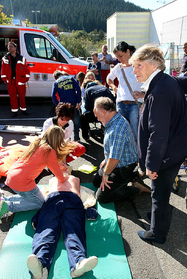 Erste Hilfe, stabile Seitenlage - das ...formiert vor dem Schmidt&#39;s Markt.   | Foto: Korinth