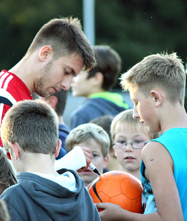 Vor dem Spiel gegen den SC Freiburg sp...kusen im  Stadion des FC Neustadt ein.  | Foto: Joachim Frommherz