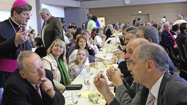 Erzbischof Stefan Burger in angeregten... mit den Lffinger Kommunalpolitikern.  | Foto: Christa Maier