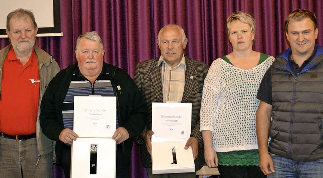 Ehrungen im Ortschaftsrat Adelsberg: V...rtreterin Ria Bartsch, Heiko Kummerer.  | Foto: Paul Berger