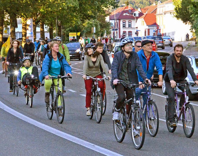 Die Critical Mass auf der Basler Strae.   | Foto: Britta Wieschenkmper