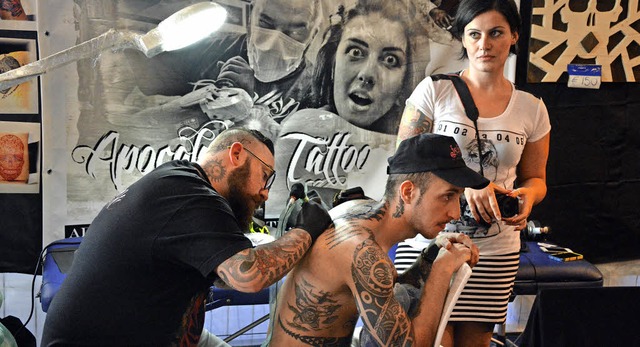 An Ort und Stelle verpassten Tattoo-Knstler den Besuchern neuen Hautschmuck.   | Foto: Barbara Ruda