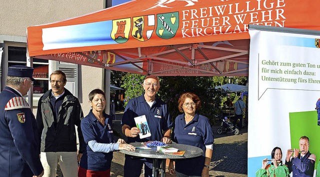 Junge und ltere Feuerwehrangehrige w...s Feuerwehr-Frdervereins im Innerort.  | Foto: Gerd-Peter Lck