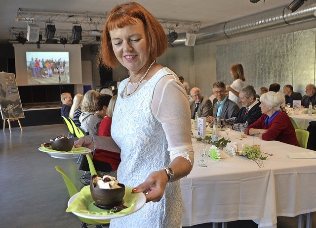 Sponsoren des Jugendhauses und Gemeind...a Rsner mit zwei Schwarzwaldbechern.   | Foto: Peter Gerigk