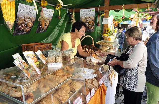 Beim Brotmarkt auf dem Rathausplatz da...hwarzwaldstrae mit Schnitzer-Broten.   | Foto: Thomas Kunz