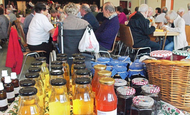 Beim Erntedankfest der Ibacher Landfra...t der gewohnt kstlichen Kuchenauswahl  | Foto: Karin Stckl-Steinebrunner