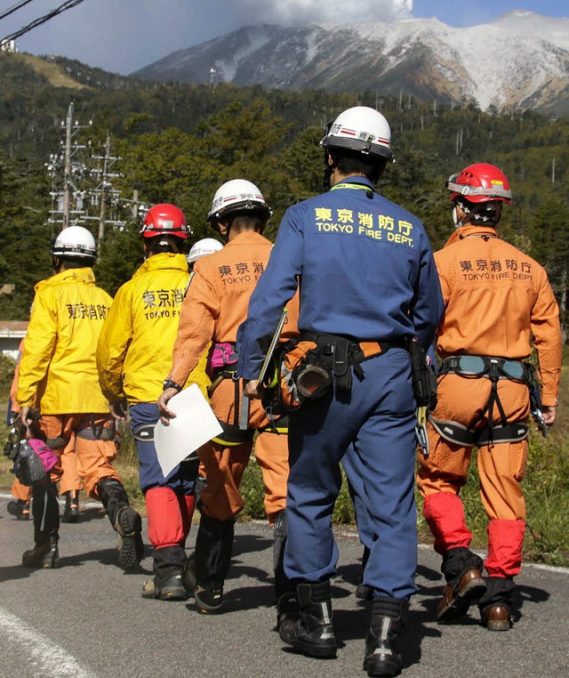 Helfer auf dem Weg zum Einsatz am Vulkan   | Foto: DPA