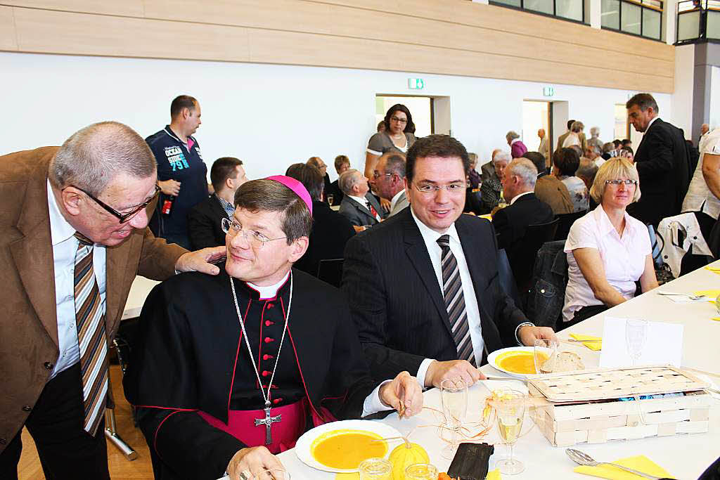 Guten Appetit:  Erzbischof Stephan Burger und Brgermeister Tobias Link lieen sich die Suppe der Landfrauen schmecken.