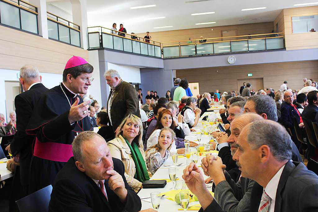 Erzbischof Stefan Burger in angeregten Gesprchen mit den Lffinger Kommunalpolitikern.