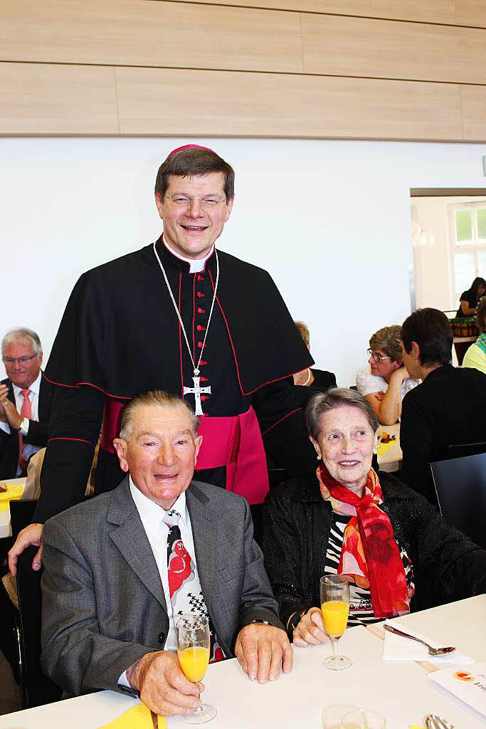 Erzbischof Stephan Burger mit seinen Eltern, Elisabeth und Willi Burger, beim Empfang der Stadt Lffingen.