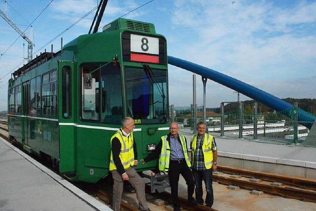 Die erste Tram aus Basel erreicht Weil am Rhein