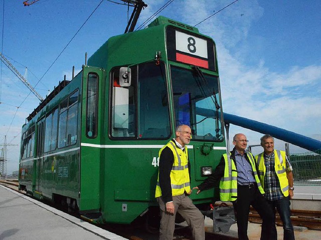 Die erste Tram 8 auf der Trambrcke: B...etriebe (BVB) posieren fr Fotografen.  | Foto: Hannes Lauber