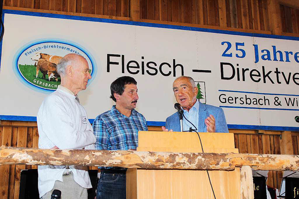 Foto vom Jubilumsakt mit Rolf Strohm, Uli Eichin (Vorsitzender Fleisch-Direktvermarktung) und  Kooperationspartner Jrg Hieber.