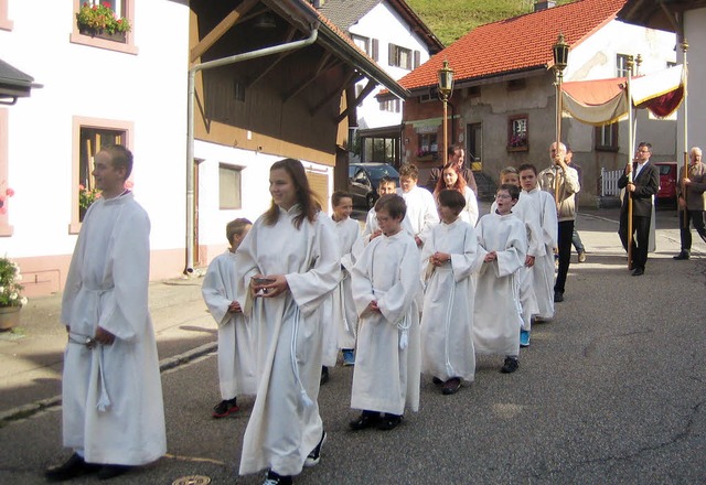 Zu Ehren von St. Michael, dem  Schutzp...tag die Prozession durch die Straen.   | Foto: Gerhard Wiezel