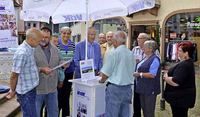 Am Stand des VdK Ortsverbands auf dem ...enmarkt herrschte sehr reger Betrieb.   | Foto: Nikolaus bayer