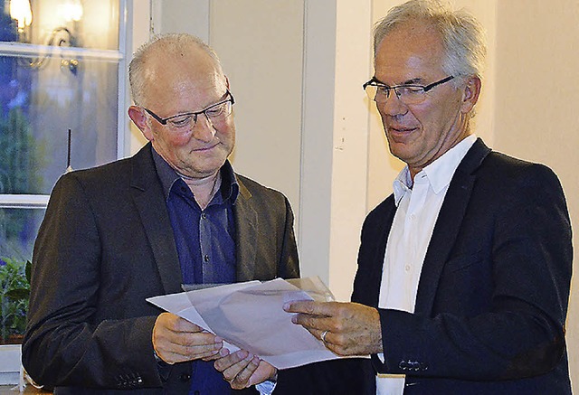 Rainer Mosbach (rechts) ehrte Daniel Moll.  | Foto: Gallien