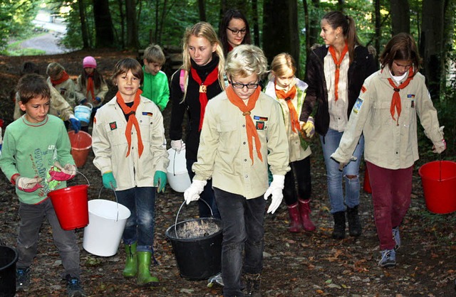 Die jngsten Pfadfinder, die Wlflinge...d am Rebberg auf der Suche nach Mll.   | Foto: Gabriele Fssler